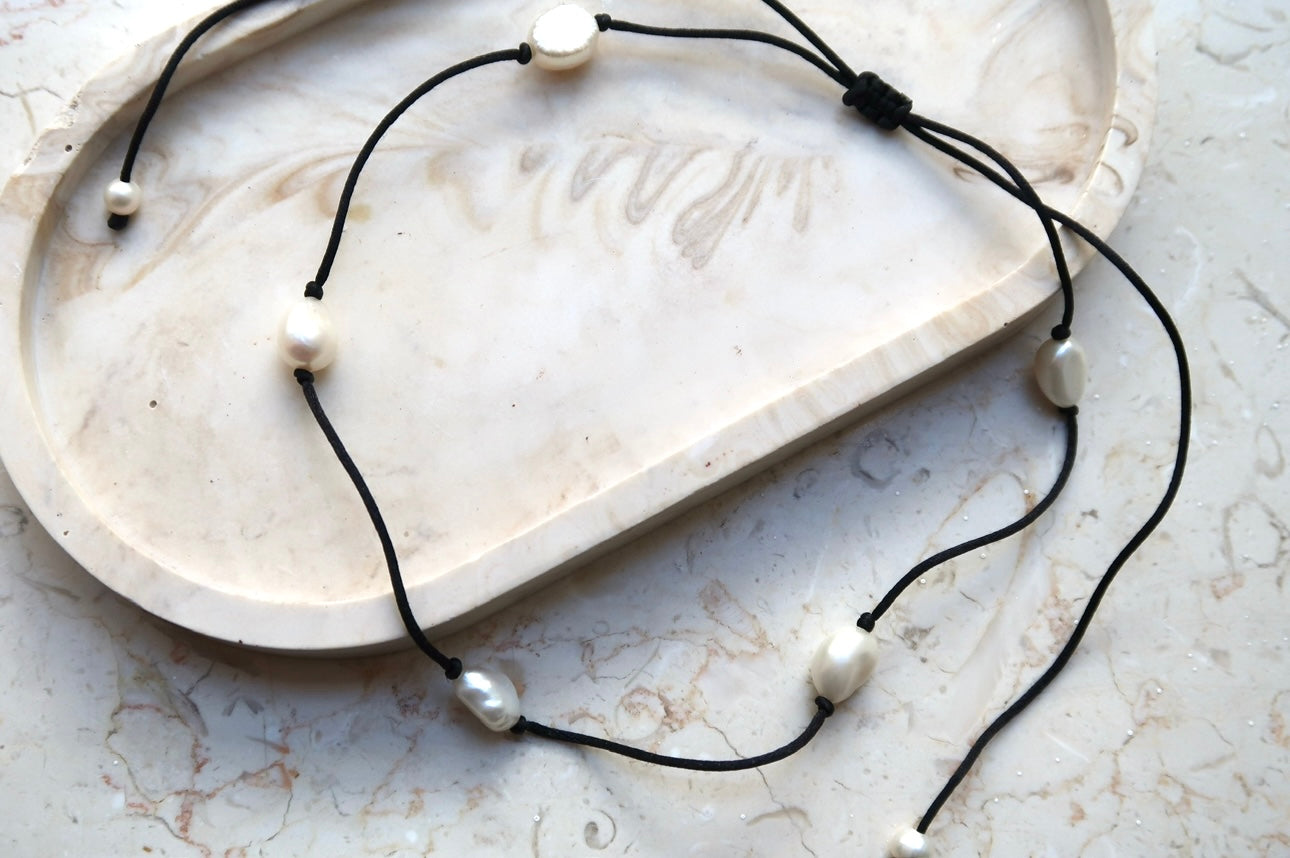 5 pearls necklace black
